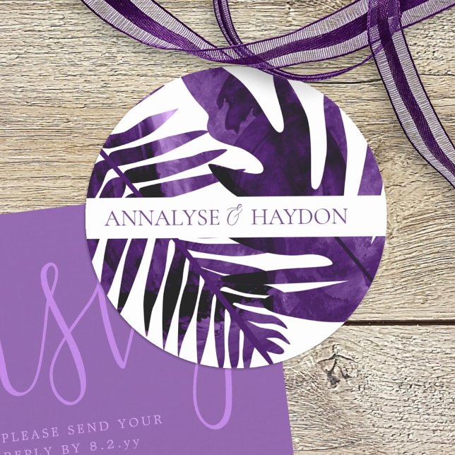 Sticker Rond Plum Purple Tropical Island Feuilles Mariages (tropical plum purple island palm leaves, monstera, ferns beach wedding sticker)