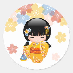 Sticker Rond Poupée d'été Kokeshi - Kimono Jaune Geisha Girl