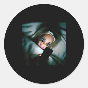 Sticker Rond Poupée drôle visage pleurant Mème défilant Humour