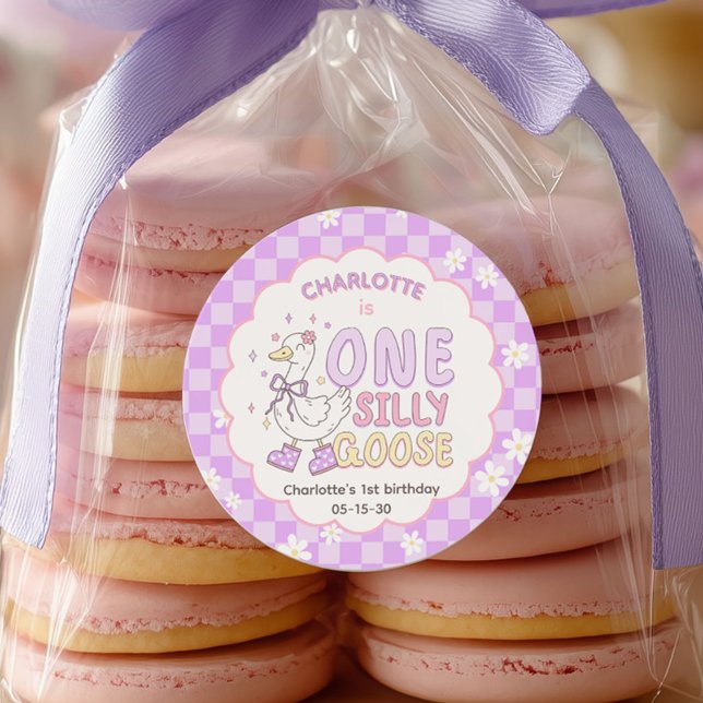 Sticker Rond Purple One Silly Goose - Girl's first birthday (Purple One Silly Goose. Girl First Birthday Birthday favor sticker.)