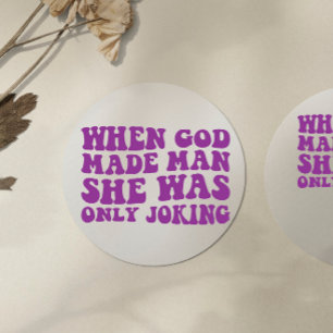 Sticker Rond Quand Dieu a fait l'homme, elle plaisantait Fémini