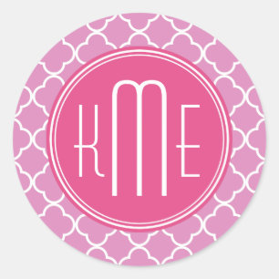 Sticker Rond Quatrefoil rose rose avec monogramme personnalisé
