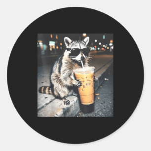 Sticker Rond Raton laveur buvant un café glacé mème animal drôl