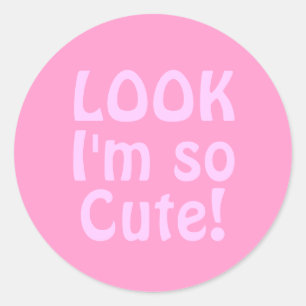 Sticker Rond Regarde, je suis si mignonne. Rose.