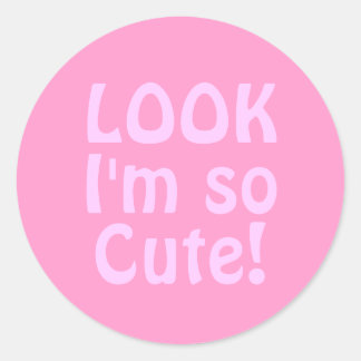 Sticker Rond Regarde, je suis si mignonne. Rose.