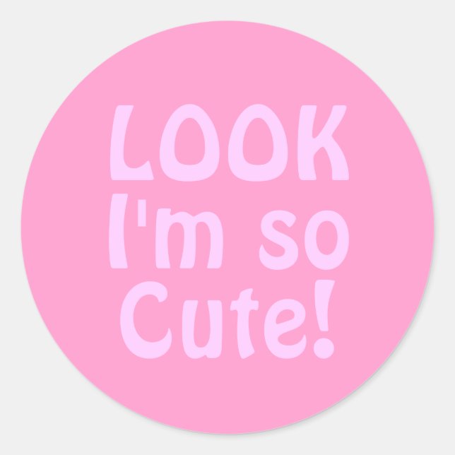 Sticker Rond Regarde, je suis si mignonne. Rose. (Devant)