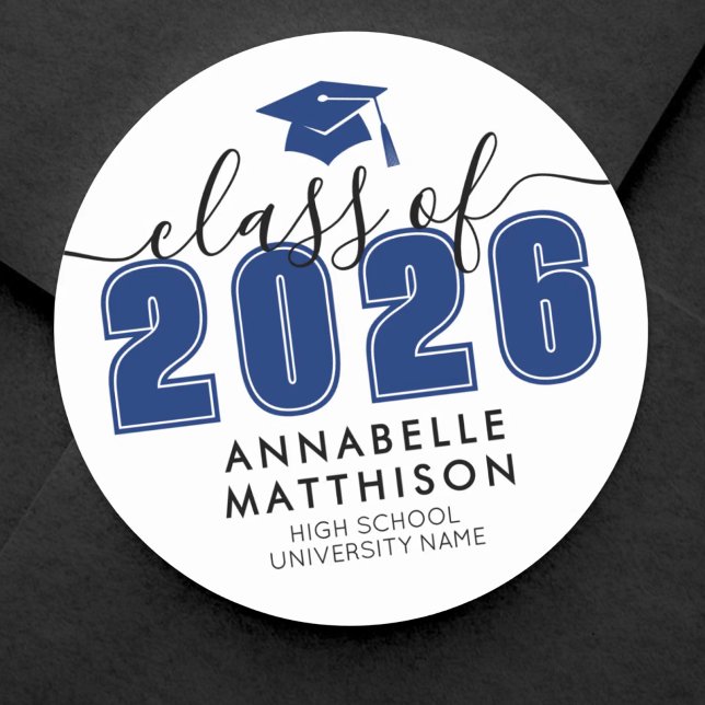 Sticker Rond Remise de diplômes bleue (Graduate Class Of 2026 Blue Graduation Classic Round Sticker)