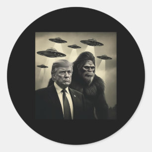 Sticker Rond Rencontre de Trump Bigfoot Ufo Alien Complot Drôle