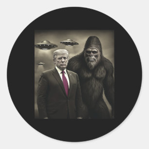 Sticker Rond Rencontre drôle de Trump Bigfoot Ufo Alien Complot