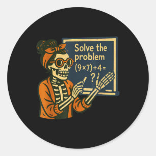 Sticker Rond Résoudre le problème 9x7+4 67 Mème Six Sept squele