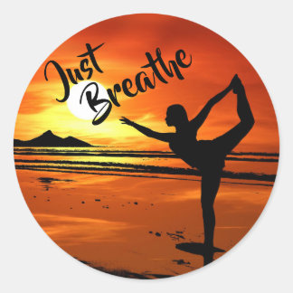 Sticker Rond Respirez la pose de Yoga paisible sur la plage au 