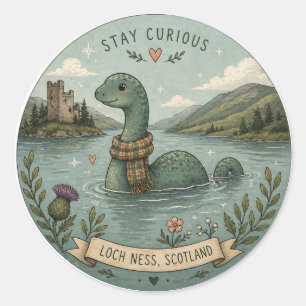 Sticker Rond Restez Curieux Cozy Cryptide Nessie Monstre du Loc