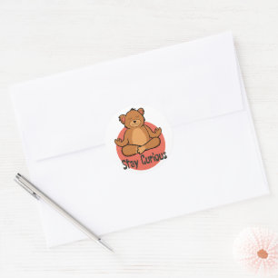 Sticker Rond Restez curieux Kawaii drôle ours brun faisant du y