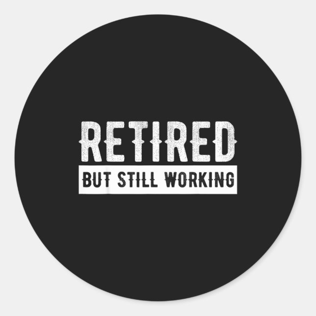 Sticker Rond Retired But Still Working - Funny Retirement Gag Q (Devant)