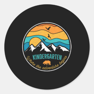 Sticker Rond Retour À L'École Maternelle Où L'Aventure Doit Êtr