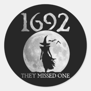 Sticker Rond Rétro 1692 Ils Ont Manqué Une Sorcière Salem 1692 