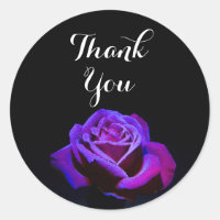 Rose pourpre avec gouttelettes d'eau Merci