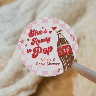 Sticker Rond Rose Rouge Elle est Prête à Pop Bébé Fête Prénatal