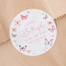 Sticker Rond Rose Un Petit Papillon Sur Le Chemin Baby shower