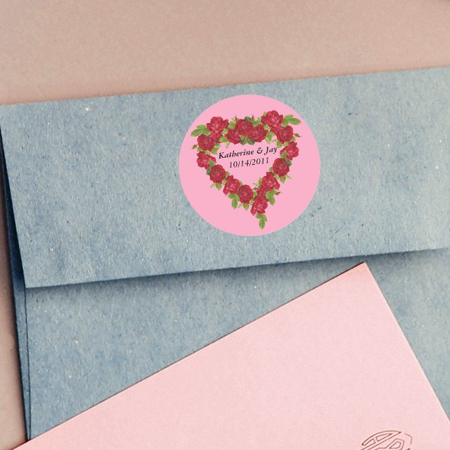 Sticker Rond Roses rouges de couronne de coeur (Heart shaped wreath of red roses leaves for Valentines, or Wedding on pink round stickers.)