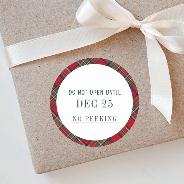 Sticker Rond Russe Plaid Noël Rouge Vert Stewart Tartan (Rustic Plaid Do Not Open Stewart Tartan Round Sticker)