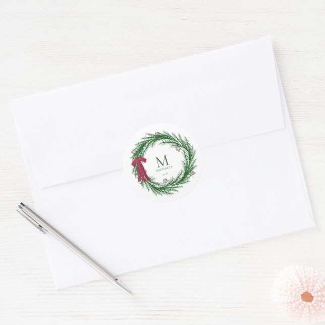 Sticker Rond Rustique Pine Holiday Wreath Monogramme Nom de fam (Enveloppe)