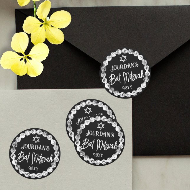 Sticker Rond Sceau d'enveloppe Bat mitzvah noir moderne (black and white party favor stickers, round bat mitzvah envelope seals and labels)