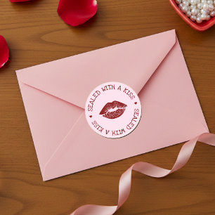 Sticker Rond Scellé avec un Baiser Lèvres Roses et Rouges Saint