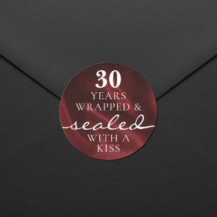 Sticker Rond Scellé avec un Baiser Rouge 30e Anniversaire