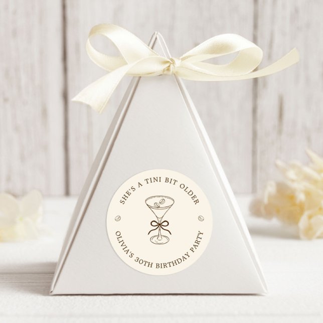 Sticker Rond She's A Tini Bit Older Coffee Martini Birthday (Créateur téléchargé)