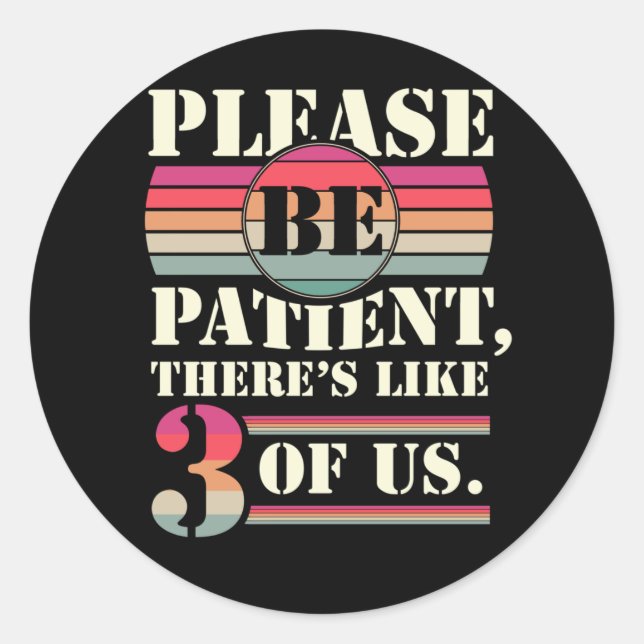 Sticker Rond S'il vous plaît, soyez patient Il y a 3 de nous (Devant)