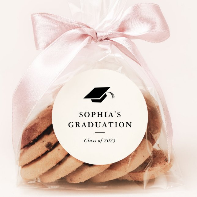 Sticker Rond Simple Classique Noir et Blanc Graduation Favorise (Simple classic graduation party favor sticker.)