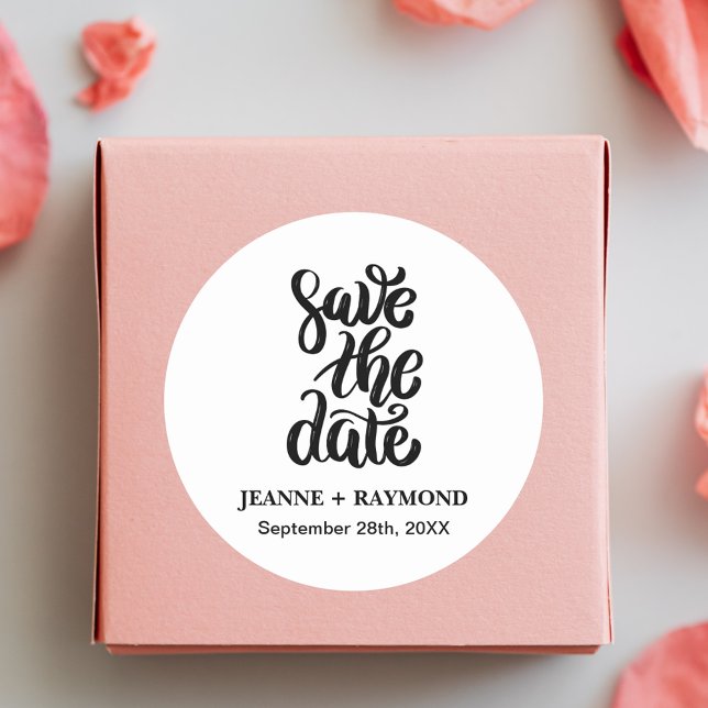 Sticker Rond Simple Élégant Script Wedding Enregistrer La Date  (Créateur téléchargé)