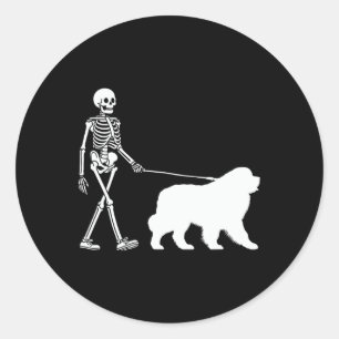 Sticker Rond Skeleton Marcher Un Chien De Terre-Neuve Halloween