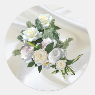 Sticker Rond Soie blanche luxueuse et fluide et roses blanches.