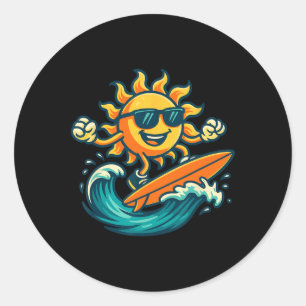Sticker Rond Soleil de dessin animé surfant sur la vague de pla