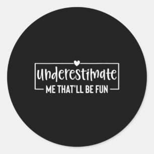 Sticker Rond Sous-estimer l'humour sarcasique drôle des femmes