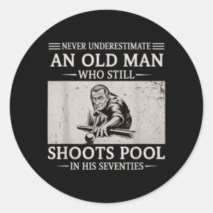 Sticker Rond Sous-estimer un vieil homme tire au billard dans l