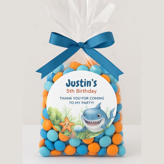 Sticker Rond Sous la mer Joyeux. Anniversaire du requin (Happy Shark Under the Sea birthday party thank you sticker )