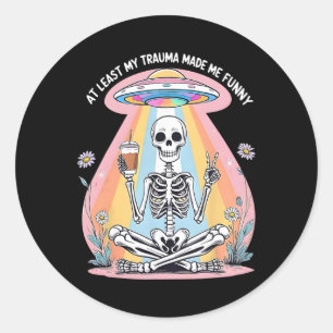 Sticker Rond Squelette Au moins mon traumatisme m'a rendu drôle