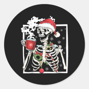 Sticker Rond Squelette de Noël avec crâne souriant buvant du ca