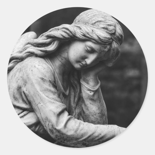 Sticker Rond Statue d'ange noir et blanc dans un cimetière (Devant)