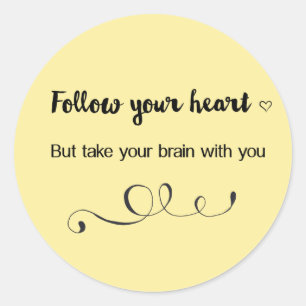 Sticker Rond Suivez votre coeur, mais prenez votre cerveau avec