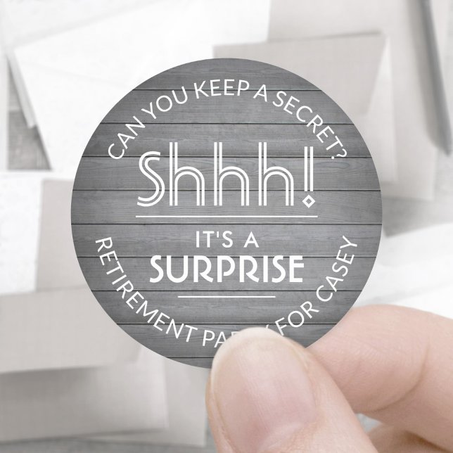 Sticker Rond Surprise Retraite Party Rustic Wood Grey & White (Créateur téléchargé)