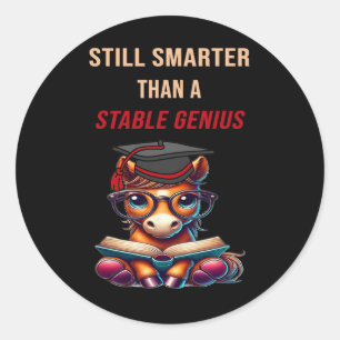 Sticker Rond Toujours Plus Intelligent Qu'Un Génie Stable Drôle