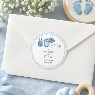 Sticker Rond Tout en Un Bébé Jean Bleu sur Fond Gingham