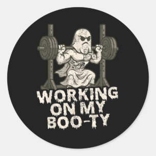 Sticker Rond Travailler Sur Mon Boo-ty Funny Halloween Ghos Mus