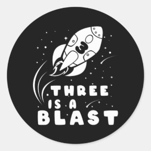 Sticker Rond TROIS EST UN BLAST 3ème anniversaire garçon 3 an