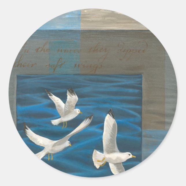 Sticker Rond Trois mouettes blanches volent au-dessus de l'eau (Devant)