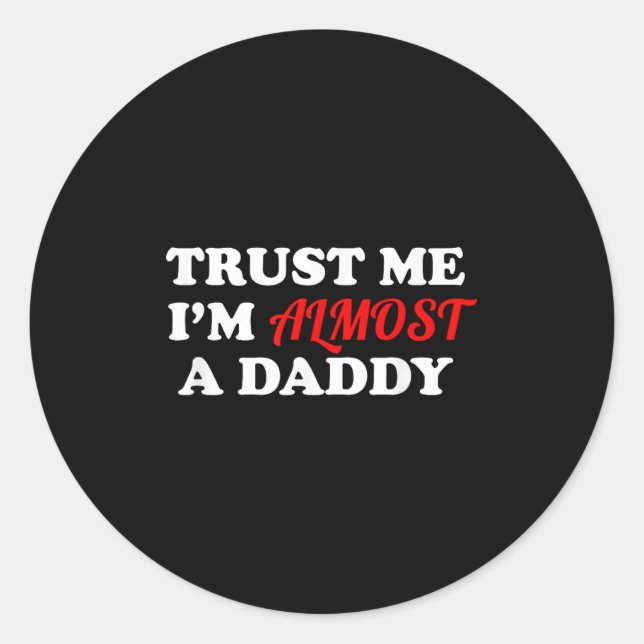 Sticker Rond Trust Me I'm Almost A Daddy Funny Father's Day Mem (Devant)